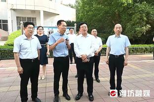 让我看看你小子说了啥？安切洛蒂偷瞄克罗斯发布会